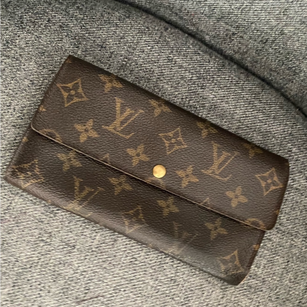 Louis Vuitton Monogram Sarah Wallet - Picture 1 of 13